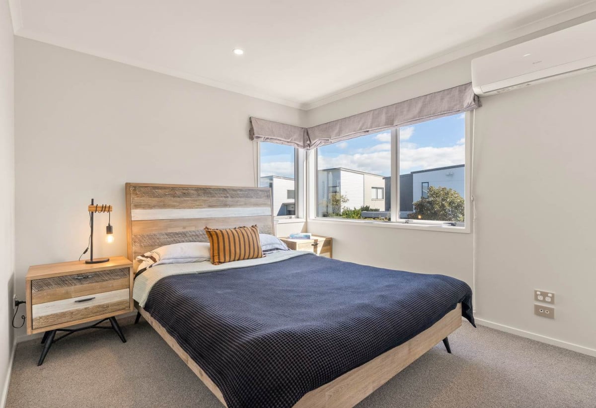 Standalone 4 beds 2.5 baths house with a tandem garage for 2 cars, 91 Glidepath Road, Hobsonville, Auckland