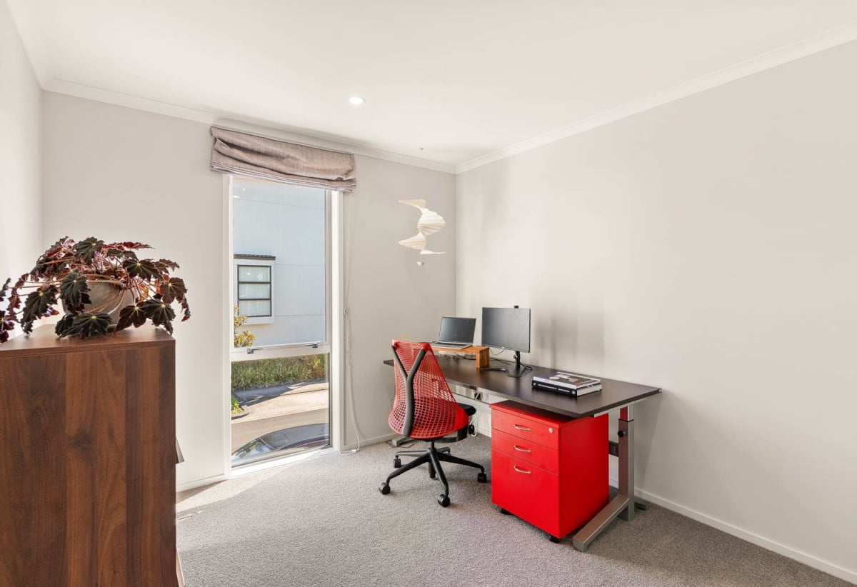 Standalone 4 beds 2.5 baths house with a tandem garage for 2 cars, 91 Glidepath Road, Hobsonville, Auckland