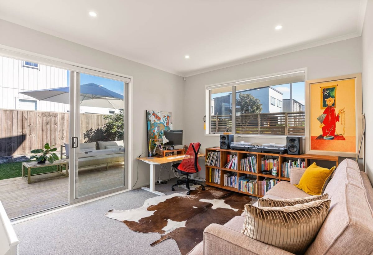 Standalone 4 beds 2.5 baths house with a tandem garage for 2 cars, 91 Glidepath Road, Hobsonville, Auckland