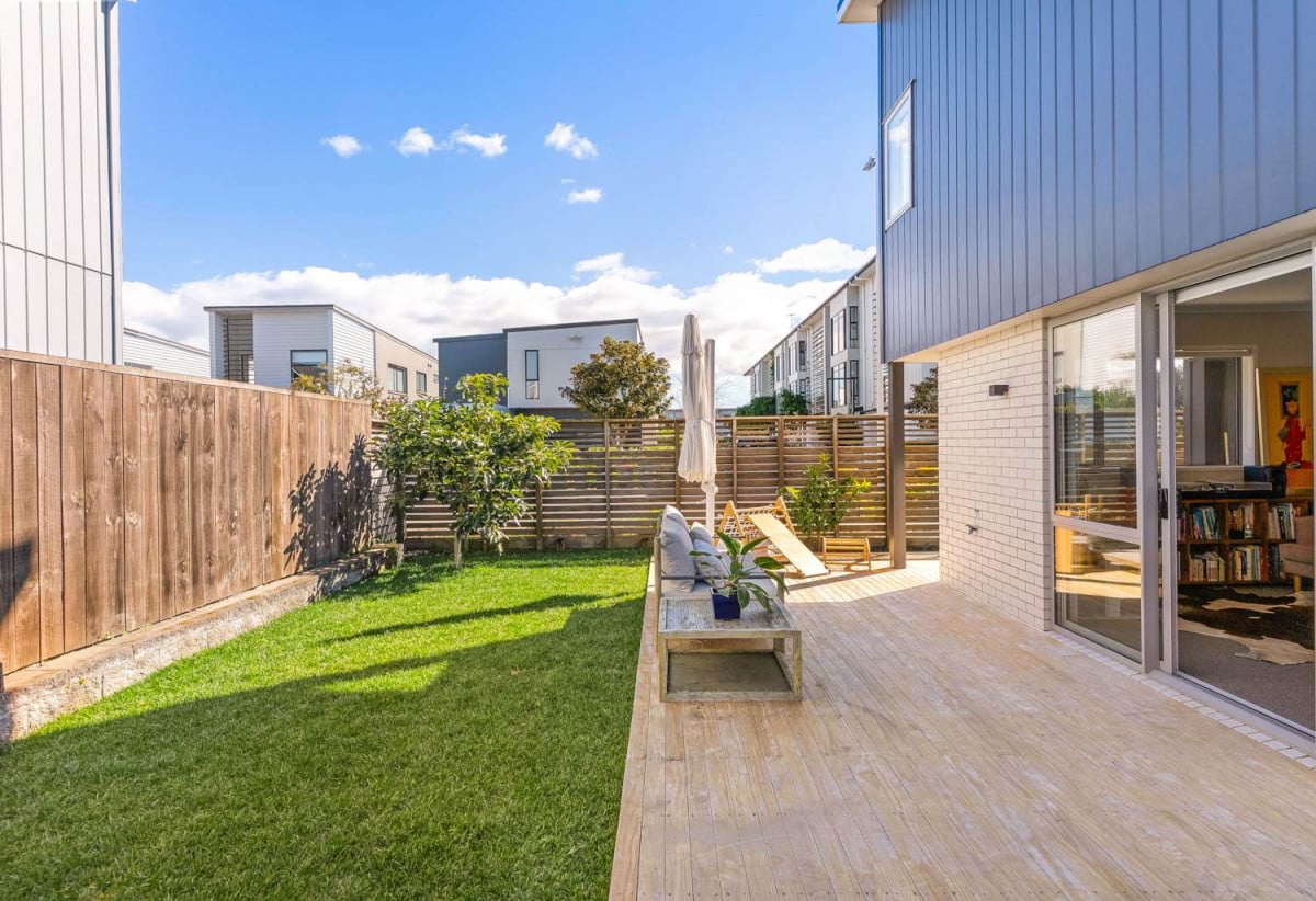 Standalone 4 beds 2.5 baths house with a tandem garage for 2 cars, 91 Glidepath Road, Hobsonville, Auckland