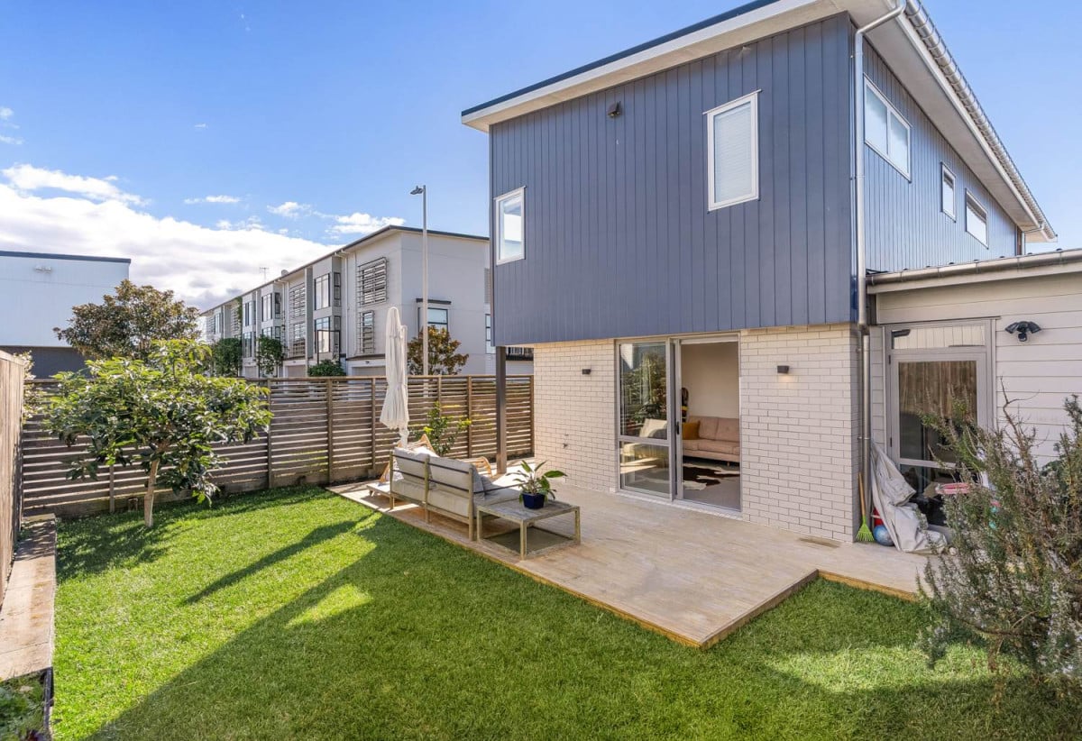 Standalone 4 beds 2.5 baths house with a tandem garage for 2 cars, 91 Glidepath Road, Hobsonville, Auckland