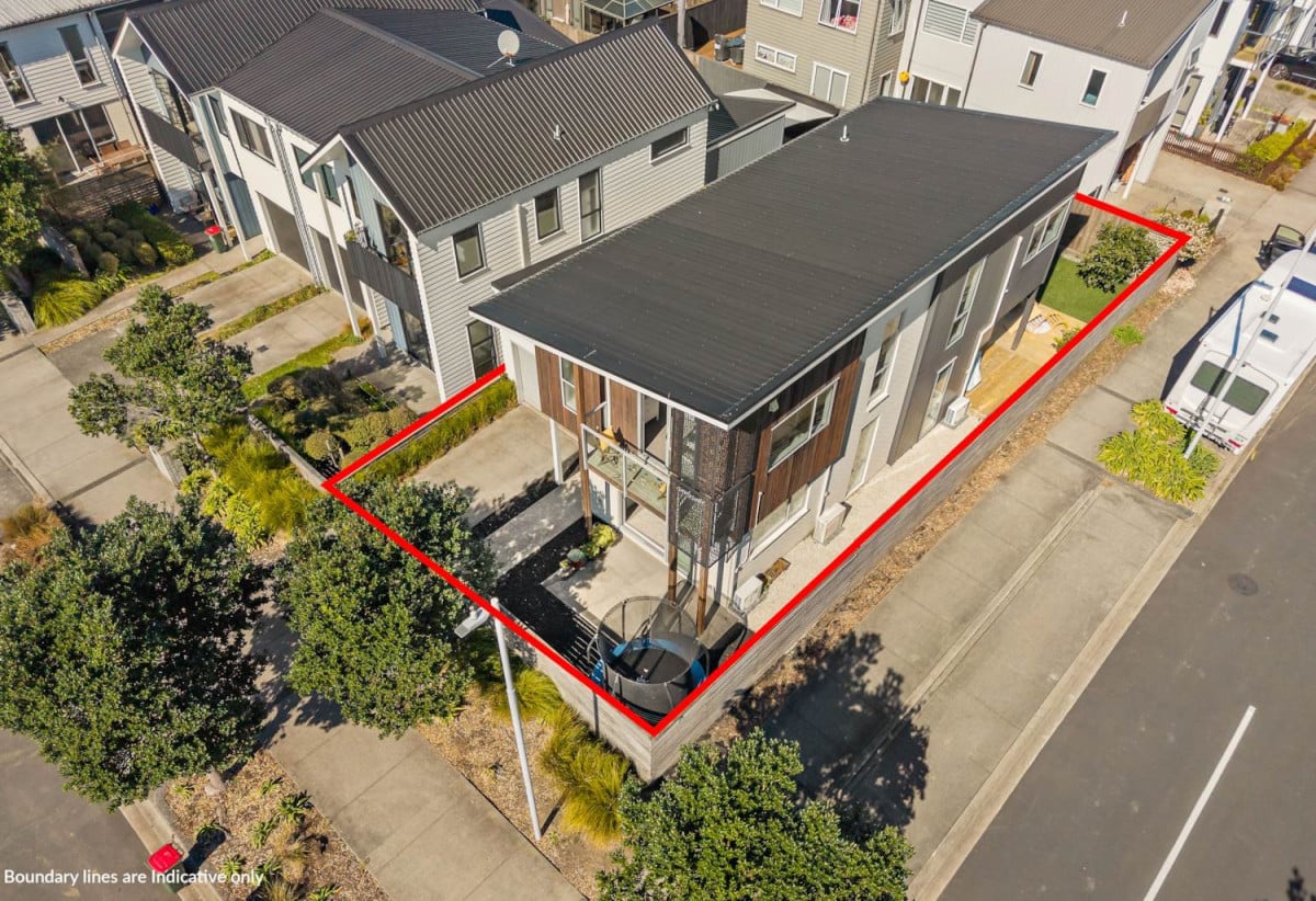 Standalone 4 beds 2.5 baths house with a tandem garage for 2 cars, 91 Glidepath Road, Hobsonville, Auckland