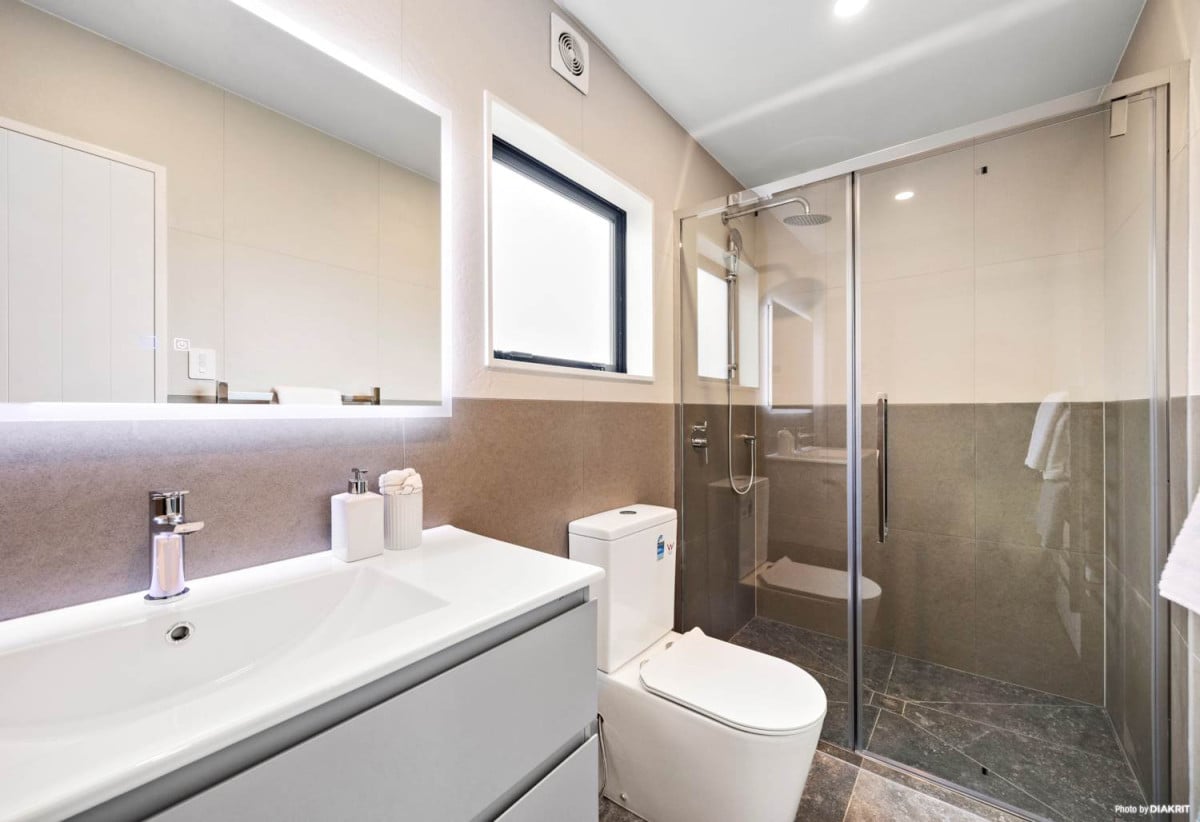 Urgent Sale – Developer Wants it go, Brandnew standalone 4 beds 2.5 baths home with garage, 11B Rene Place, Sunnyhills, Auckland