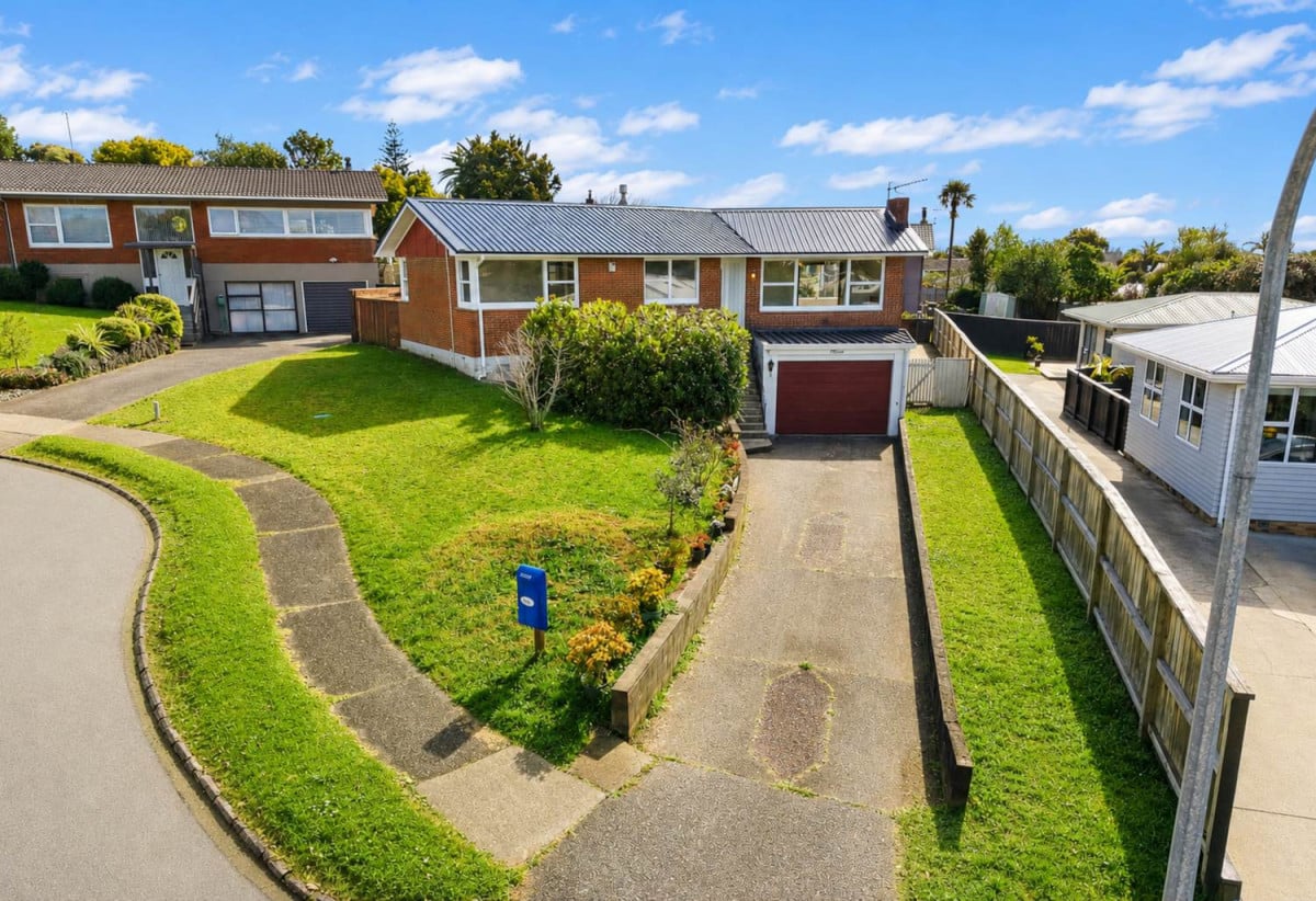 675m2 section, Renovated, Brick 3 beds + Large downstairs utility room 1 bath house with garage, 11 Boys Place, Pakuranga Heights, Auckland
