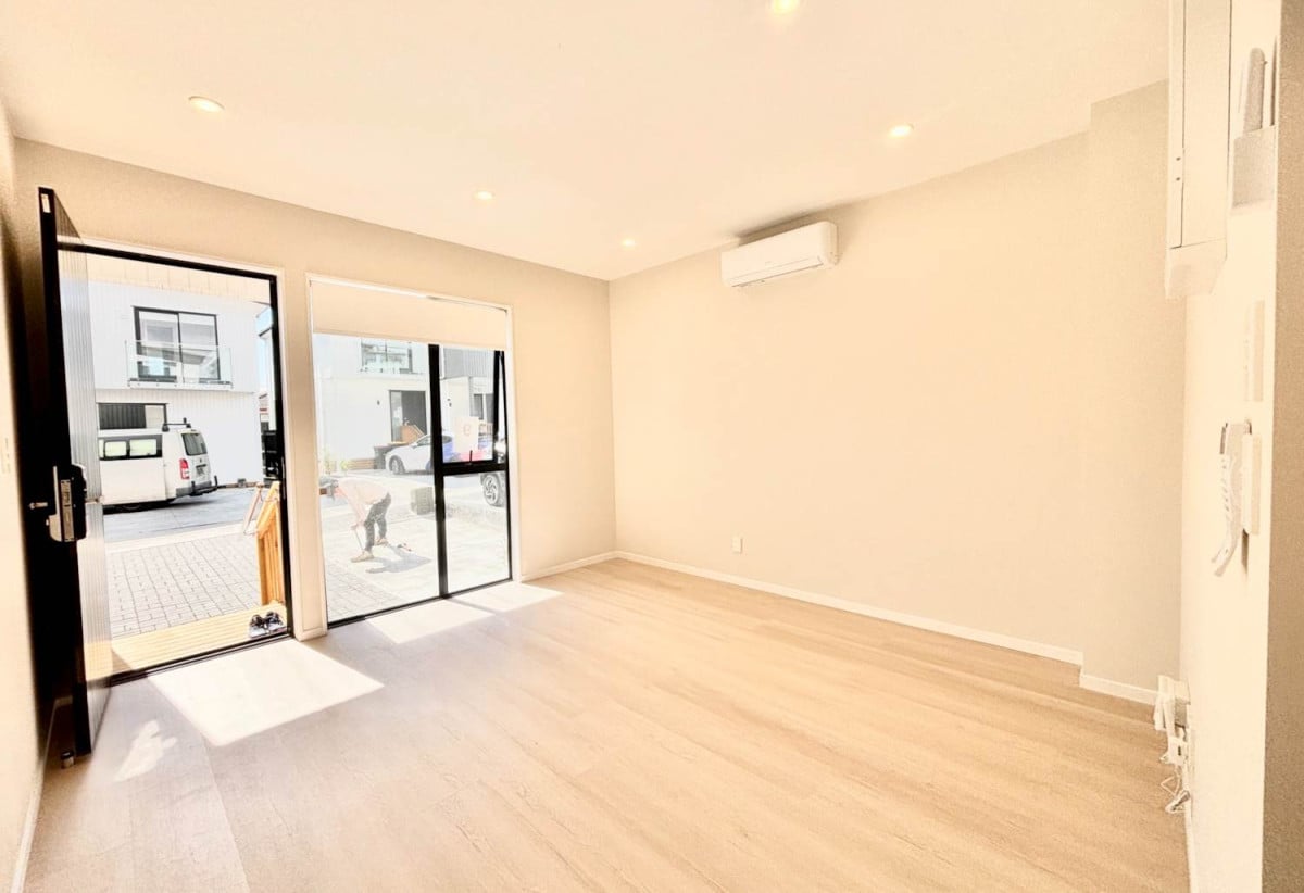 For rent, Brandnew 2 beds 1.5 baths townhouse with car park, available 4th September, 9/113 Moore Street, Howick, Auckland