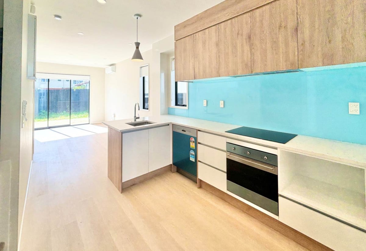 For rent, Brandnew 2 beds 1.5 baths townhouse with car park, available 4th September, 10/113 Moore Street, Howick, Auckland