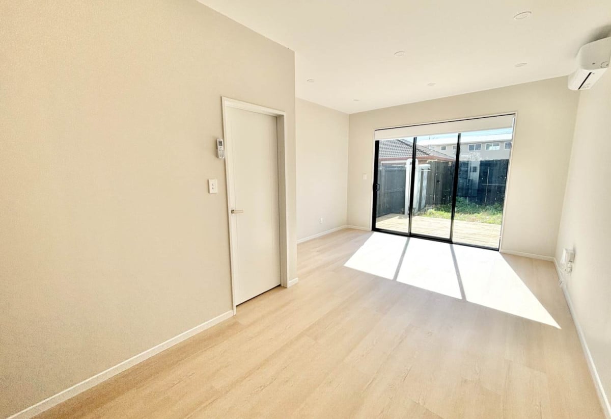 For rent, Brandnew 2 beds 1.5 baths townhouse with car park, available 4th September, 10/113 Moore Street, Howick, Auckland