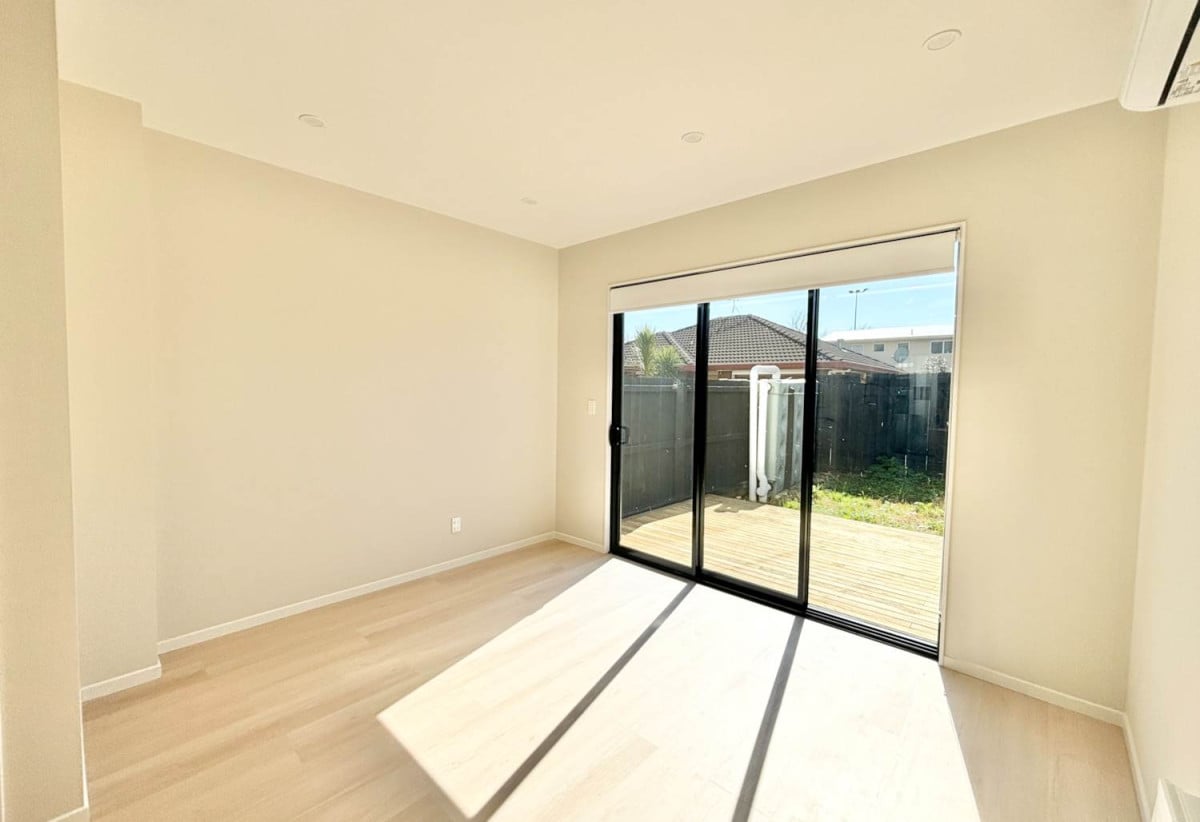 For rent, Brandnew 2 beds 1.5 baths townhouse with car park, available 4th September, 10/113 Moore Street, Howick, Auckland