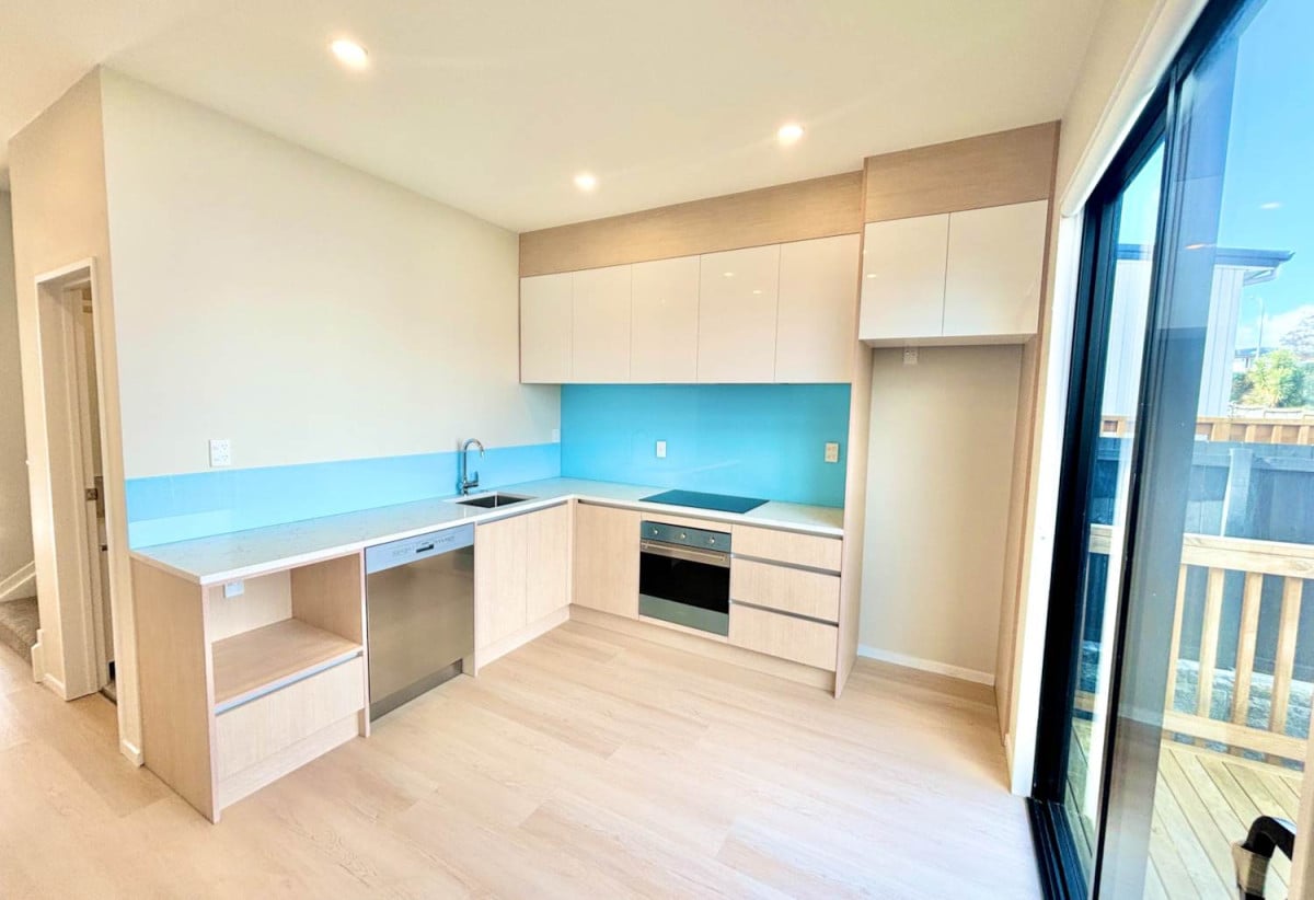 For rent, Brandnew 2 beds 1.5 baths townhouse with car park, available 4th September, 9/113 Moore Street, Howick, Auckland