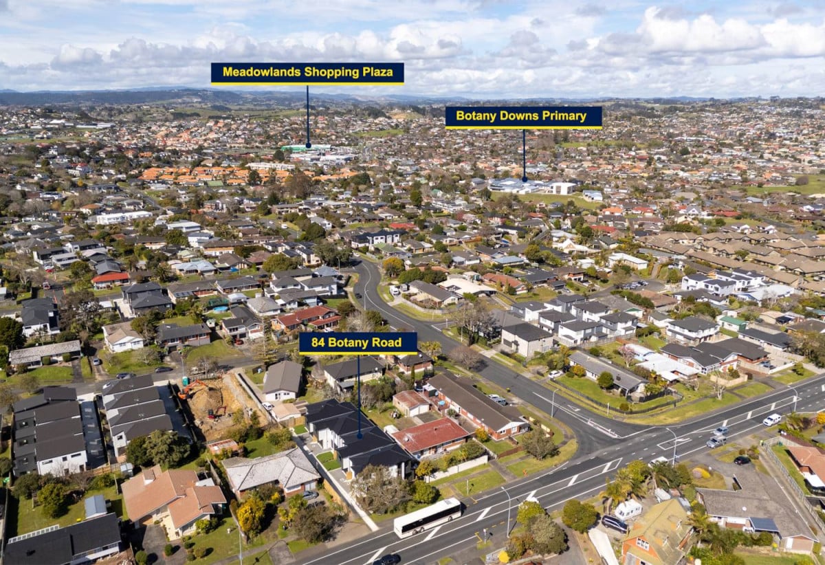 Brandnew standalone 5 beds (2 ensuites) 3.5 baths home with garage, 84C Botany Road, Botany Downs, Auckland