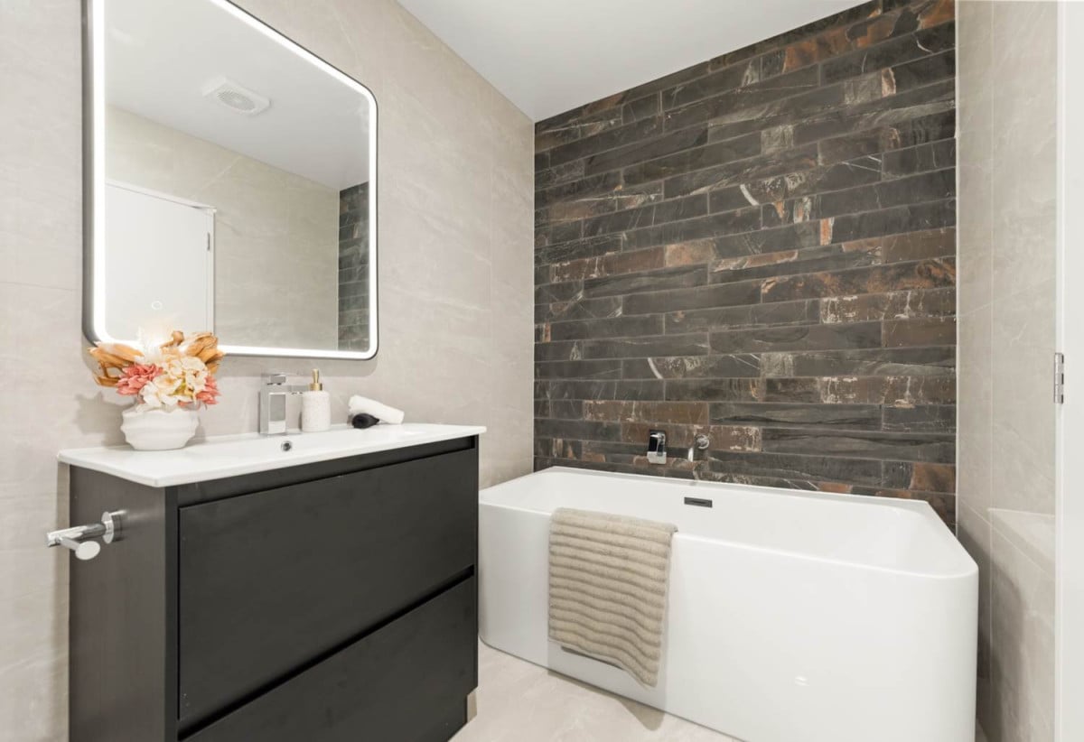Brandnew standalone 5 beds (2 ensuites) 3.5 baths home with garage, 84C Botany Road, Botany Downs, Auckland