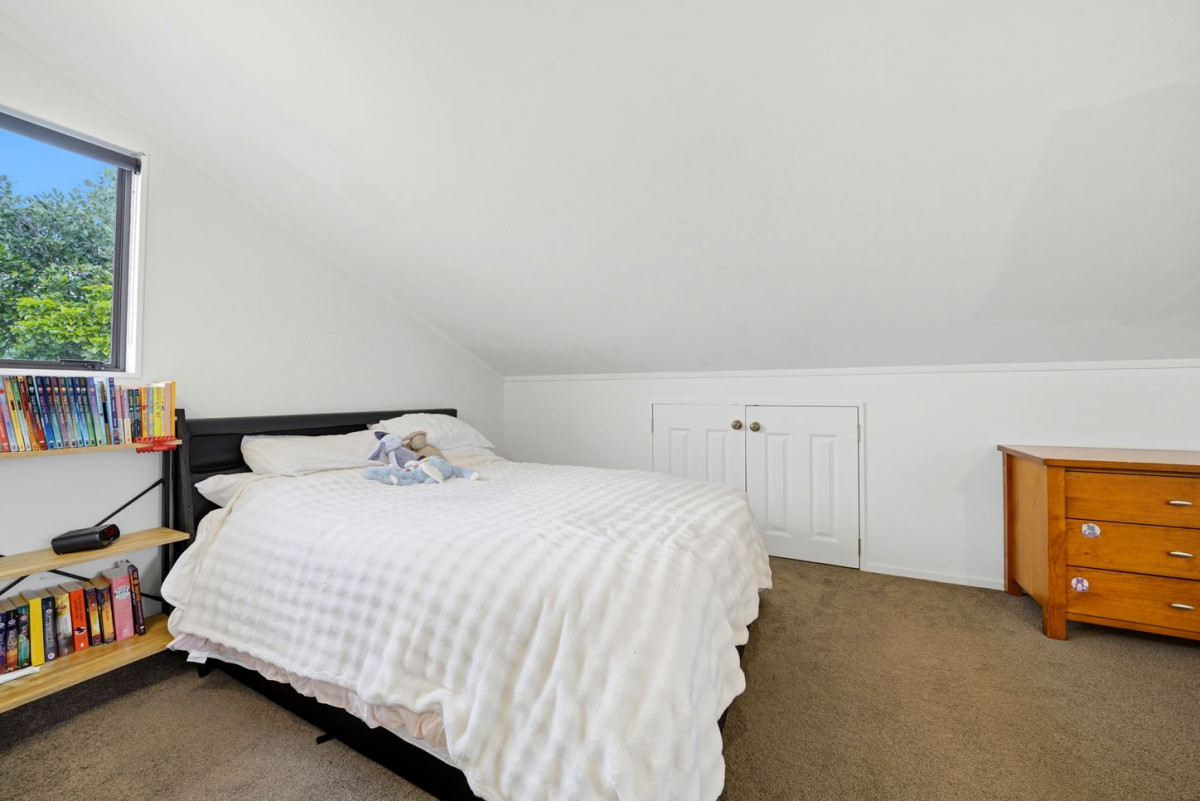 Westlake school zone, Brick and tile 4 beds + study room 2 baths house with double garage, 2/121 Forrest Hill Road, Forrest Hill, Auckland