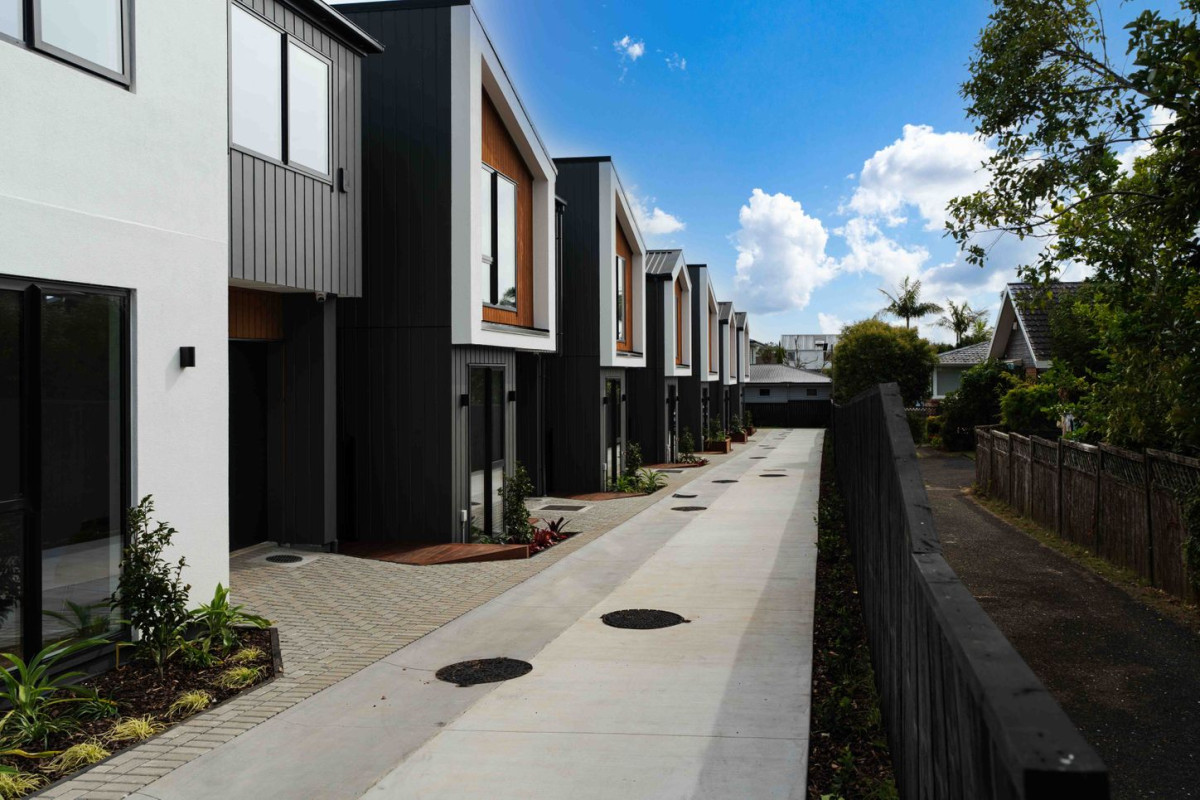 Must Sell, All Offers Considered, Double Westlake High School Zone, 174m2 4 beds + multi-purpose room 3 baths home with garage, 5/7 Alma Road, Milford, Auckland