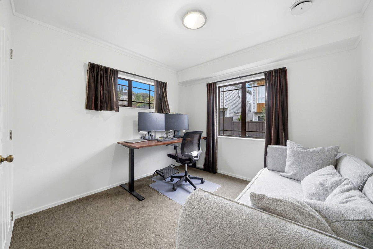 Westlake school zone, Brick and tile 4 beds + study room 2 baths house with double garage, 2/121 Forrest Hill Road, Forrest Hill, Auckland