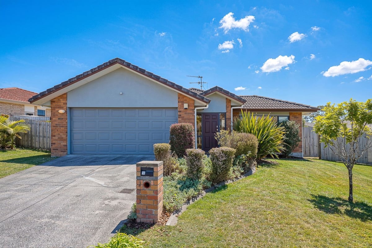 Deceased Estate For Sale After 21 Years, 580m2 section, Brick and tile 4 beds 2 baths house with double garage, 7 Fairford Avenue, Henderson, Auckland