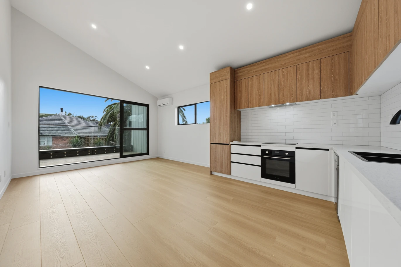2 beds + study/office, 1.5 baths duplex home with car park, 7/29 Te Koa Road Panmure, Auckland
