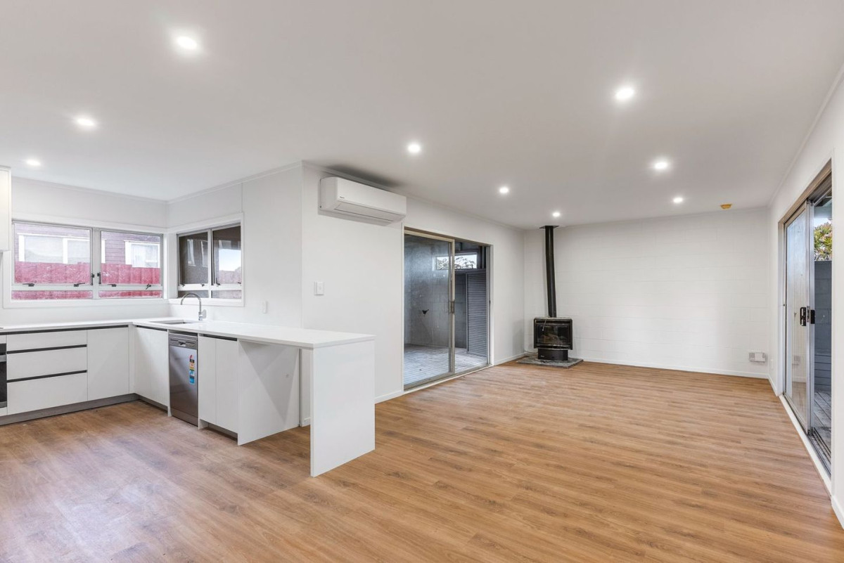 688m2 section, Renovated 3 beds 1 bath house, Double garage has been converted into two extra rooms, 32 Idlewild Avenue, Mangere, Auckland