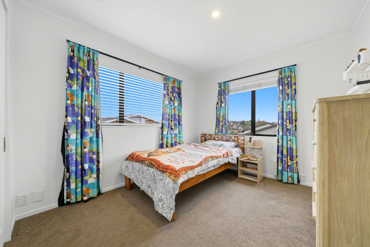 Westlake school zone, Brick and tile 4 beds + study room 2 baths house with double garage, 2/121 Forrest Hill Road, Forrest Hill, Auckland