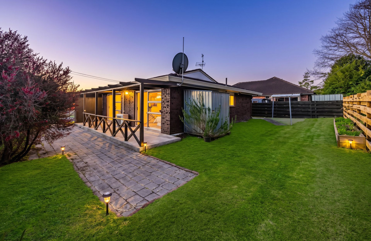 Half share of 804m² section, Renovated Brick and tile 3 beds 1 bath house with garage, 2/9 Wood Street, Papakura, Auckland