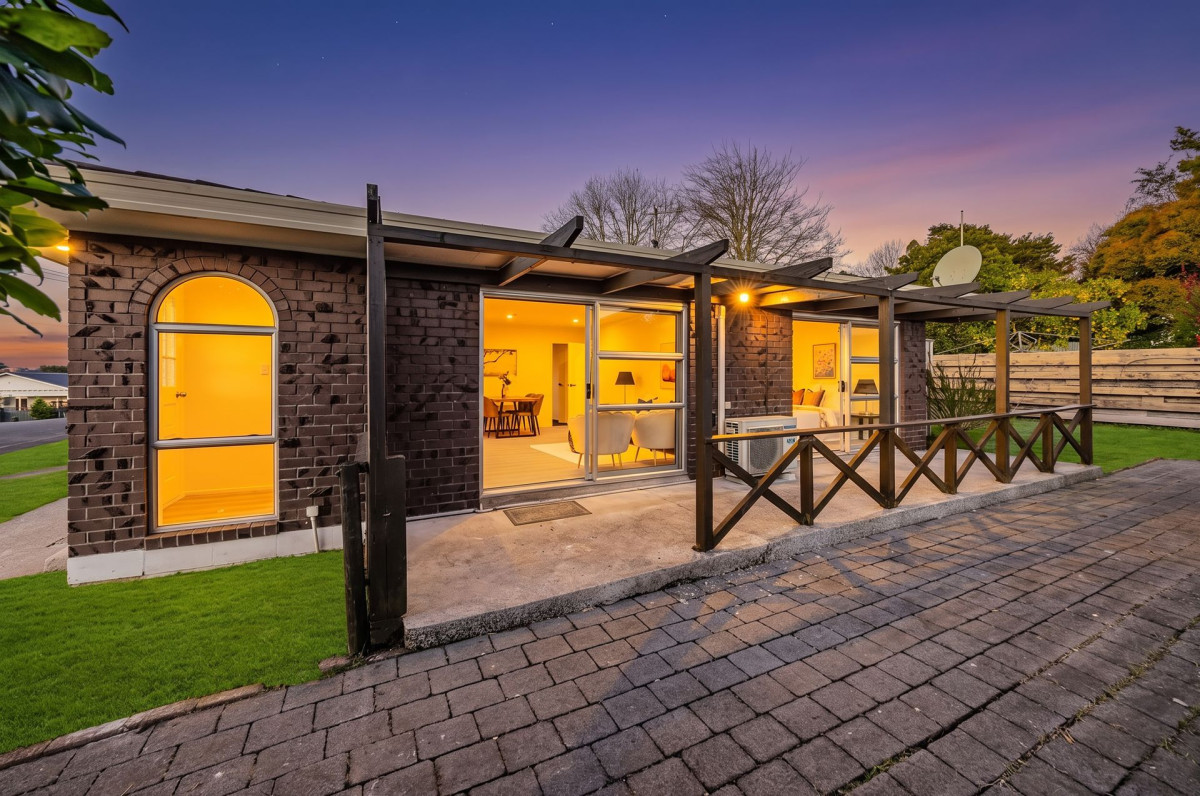 Half share of 804m² section, Renovated Brick and tile 3 beds 1 bath house with garage, 2/9 Wood Street, Papakura, Auckland