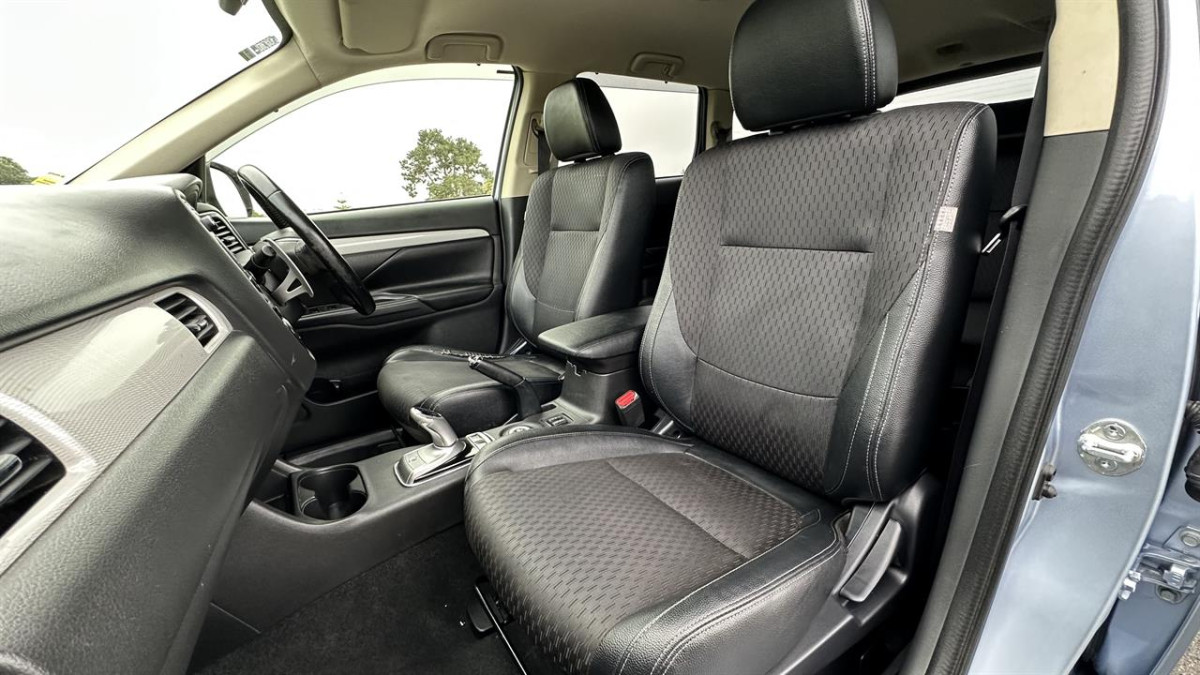 2013 Mitsubishi Outlander 2.0G 4WD PHEV, 5 Door, RV-SUV, 5 seats, Automatic, 2000cc, Plug-In Hybrid, 71,057km
