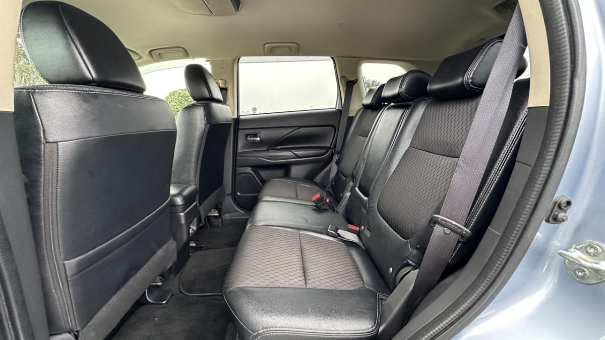 2013 Mitsubishi Outlander 2.0G 4WD PHEV, 5 Door, RV-SUV, 5 seats, Automatic, 2000cc, Plug-In Hybrid, 71,057km