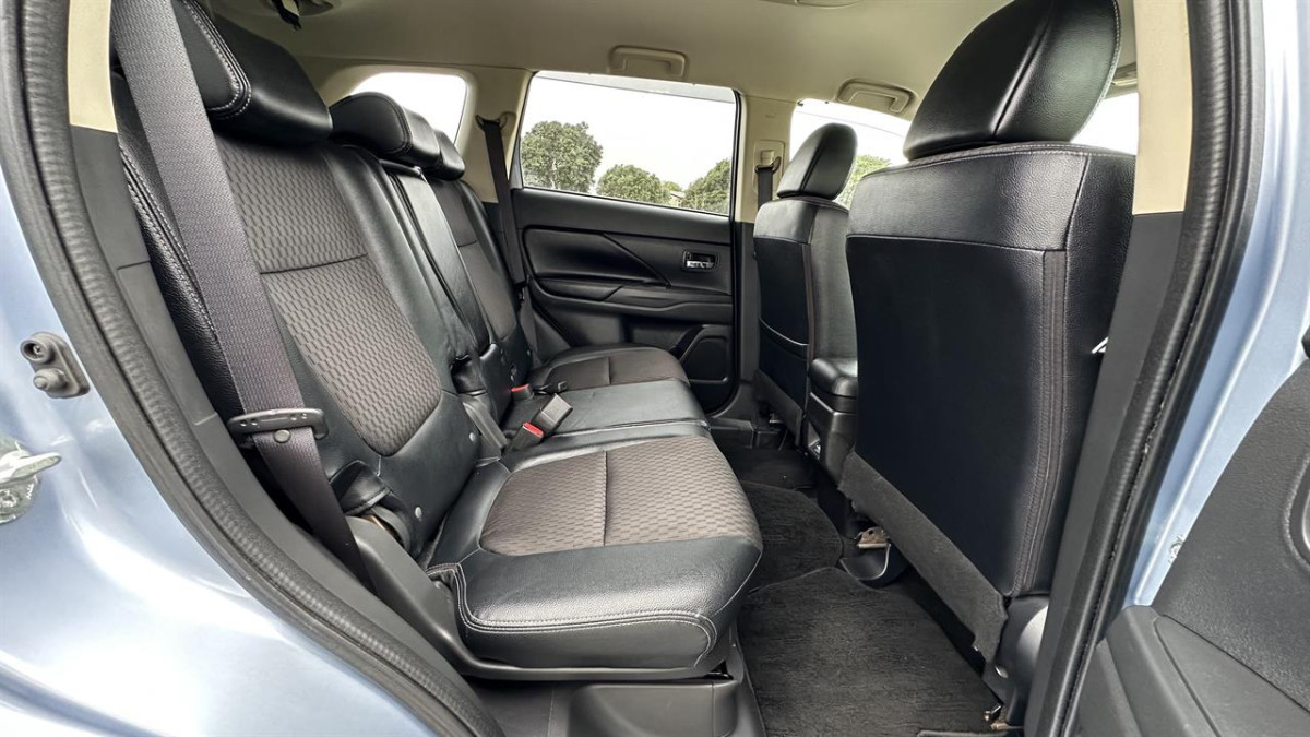 2013 Mitsubishi Outlander 2.0G 4WD PHEV, 5 Door, RV-SUV, 5 seats, Automatic, 2000cc, Plug-In Hybrid, 71,057km