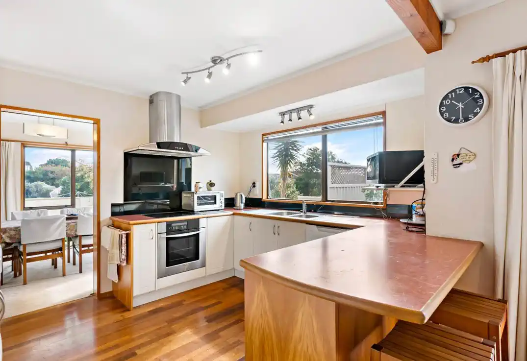 For rent, No pets, no smokers, 3 beds 2 baths house with double garage, available from 14th August, 16 Hayes Place, Half Moon Bay, Auckland