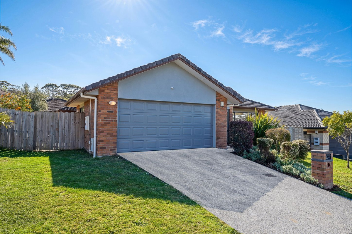 Deceased Estate For Sale After 21 Years, 580m2 section, Brick and tile 4 beds 2 baths house with double garage, 7 Fairford Avenue, Henderson, Auckland