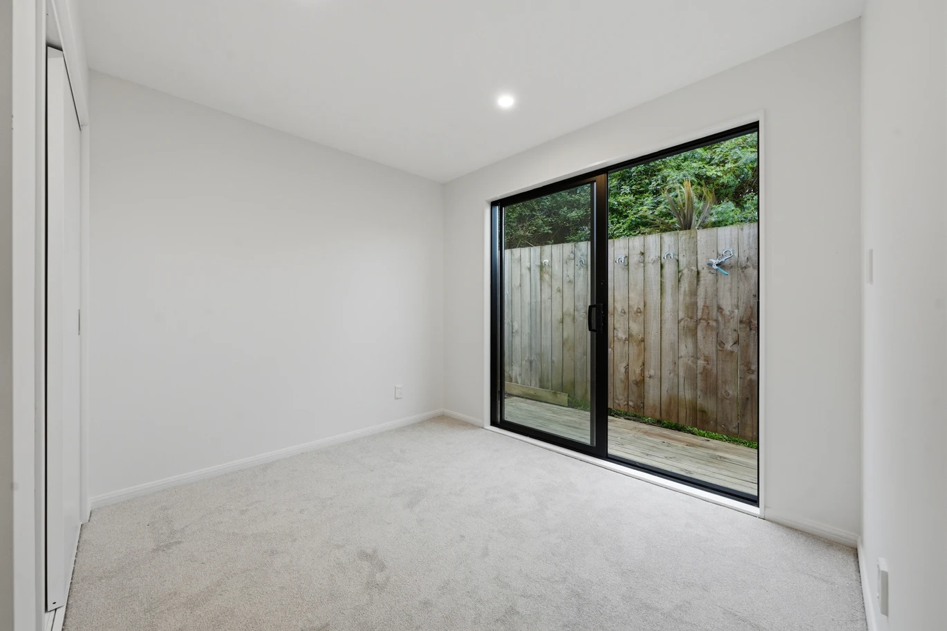 2 beds + study/office, 1.5 baths duplex home with car park, 7/29 Te Koa Road Panmure, Auckland