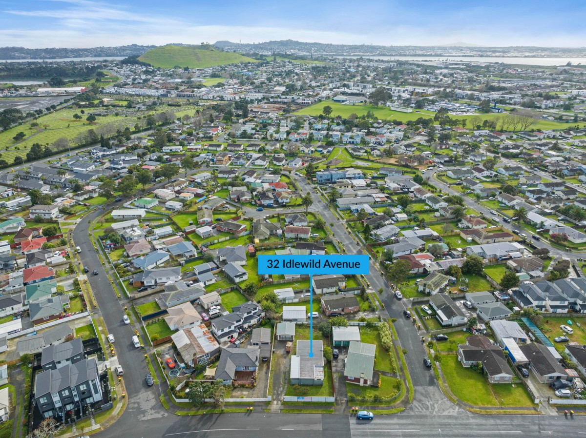 688m2 section, Renovated 3 beds 1 bath house, Double garage has been converted into two extra rooms, 32 Idlewild Avenue, Mangere, Auckland