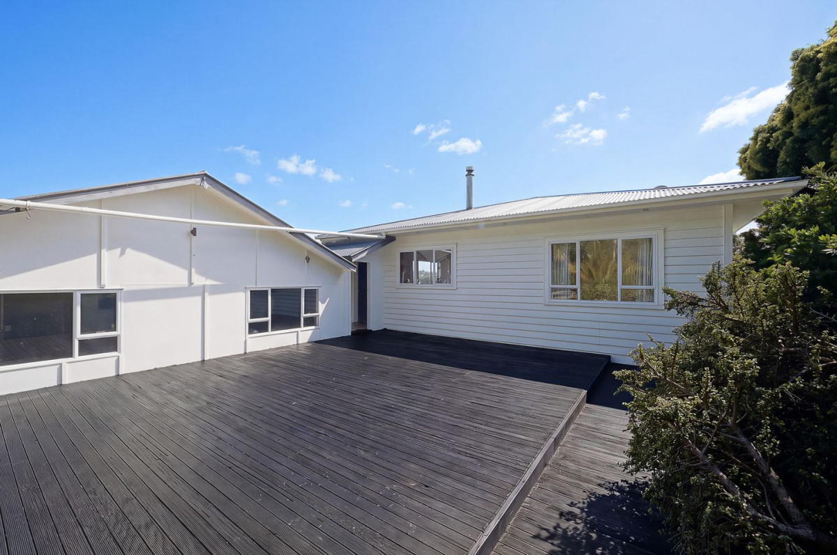 6824m2 Lifestyle section, 3 beds 1 bath house with 4 garage, 116 Chamberlain Road, Massey, Auckland