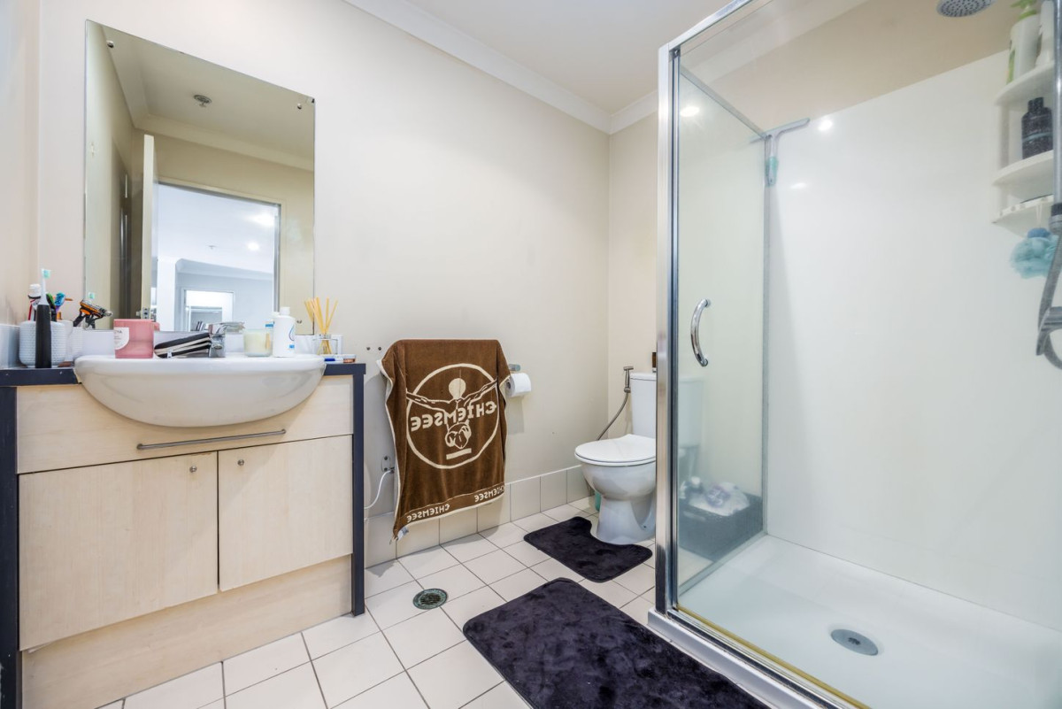 Triple Grammar school zone (AGS, AGGS, MAGS), 80m2 Freehold 2 beds 2 baths apartment with car park, 2M/160 Symonds Street, Grafton, Auckland