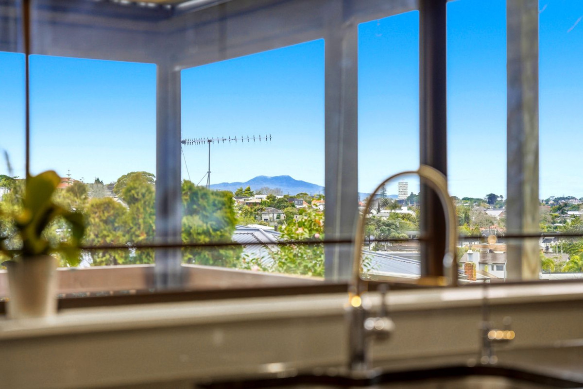 Westlake school zone, Brick and tile 4 beds + study room 2 baths house with double garage, 2/121 Forrest Hill Road, Forrest Hill, Auckland