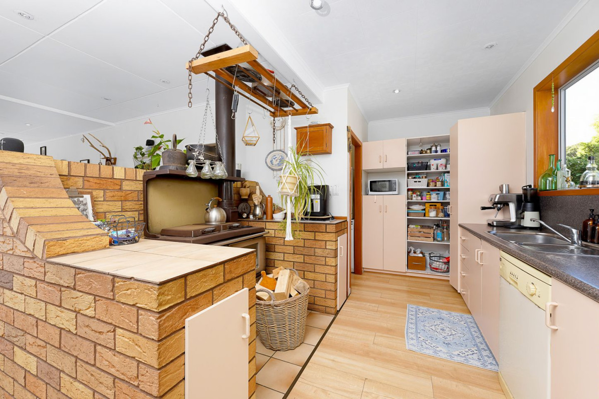6824m2 Lifestyle section, 3 beds 1 bath house with 4 garage, 116 Chamberlain Road, Massey, Auckland