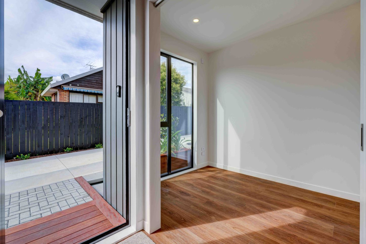 Must Sell, All Offers Considered, Double Westlake High School Zone, 174m2 4 beds + multi-purpose room 3 baths home with garage, 5/7 Alma Road, Milford, Auckland
