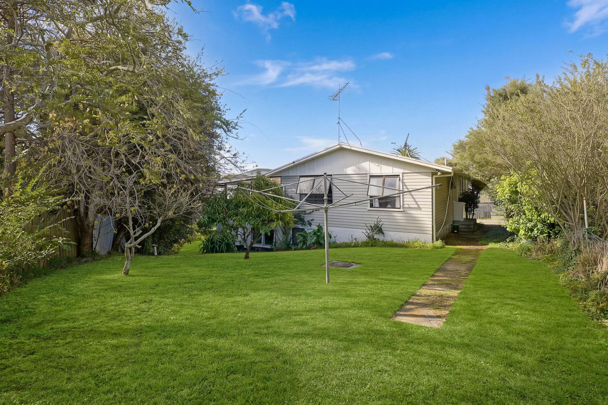 1255m2 section, 6 beds 2 baths house with carport and 3 beds granny downstairs, 35 Nile Road, Kelston, Auckland