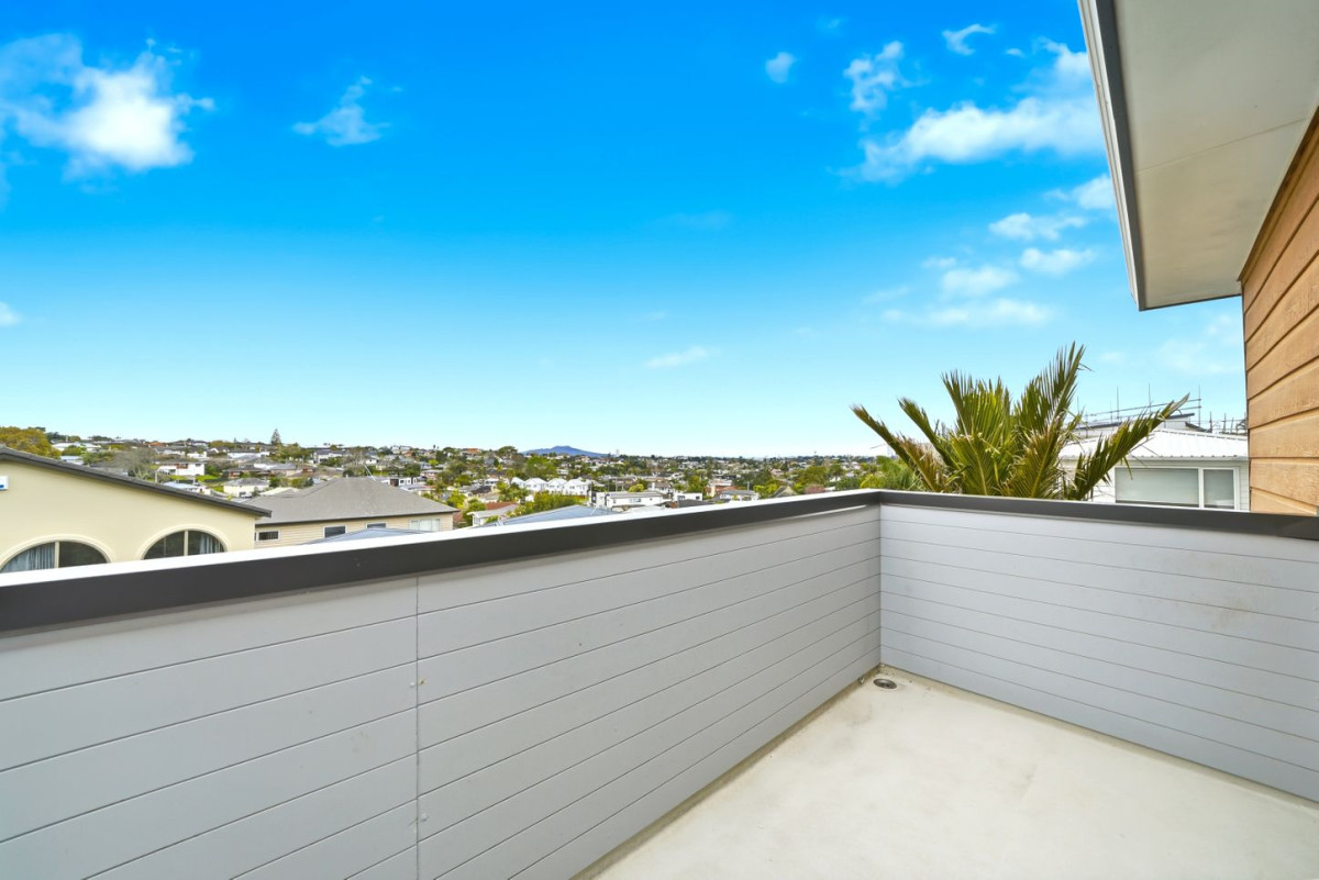 Westlake school zone, Brick and tile 4 beds + study room 2 baths house with double garage, 2/121 Forrest Hill Road, Forrest Hill, Auckland
