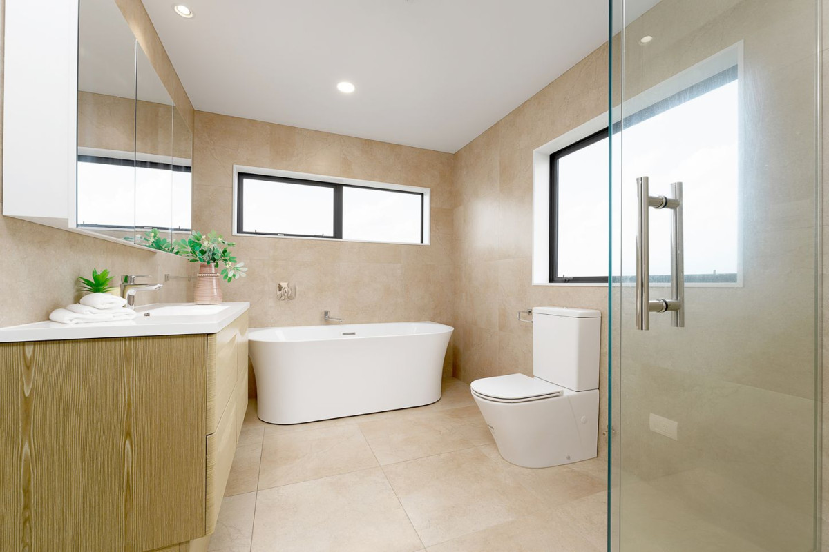Owner (Builder) downsizing, 5 beds 4 baths house with double garage, 108 San Valentino Drive, Henderson, Auckland
