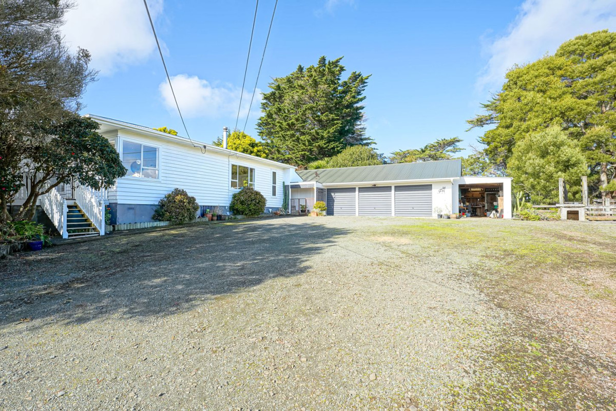 6824m2 Lifestyle section, 3 beds 1 bath house with 4 garage, 116 Chamberlain Road, Massey, Auckland
