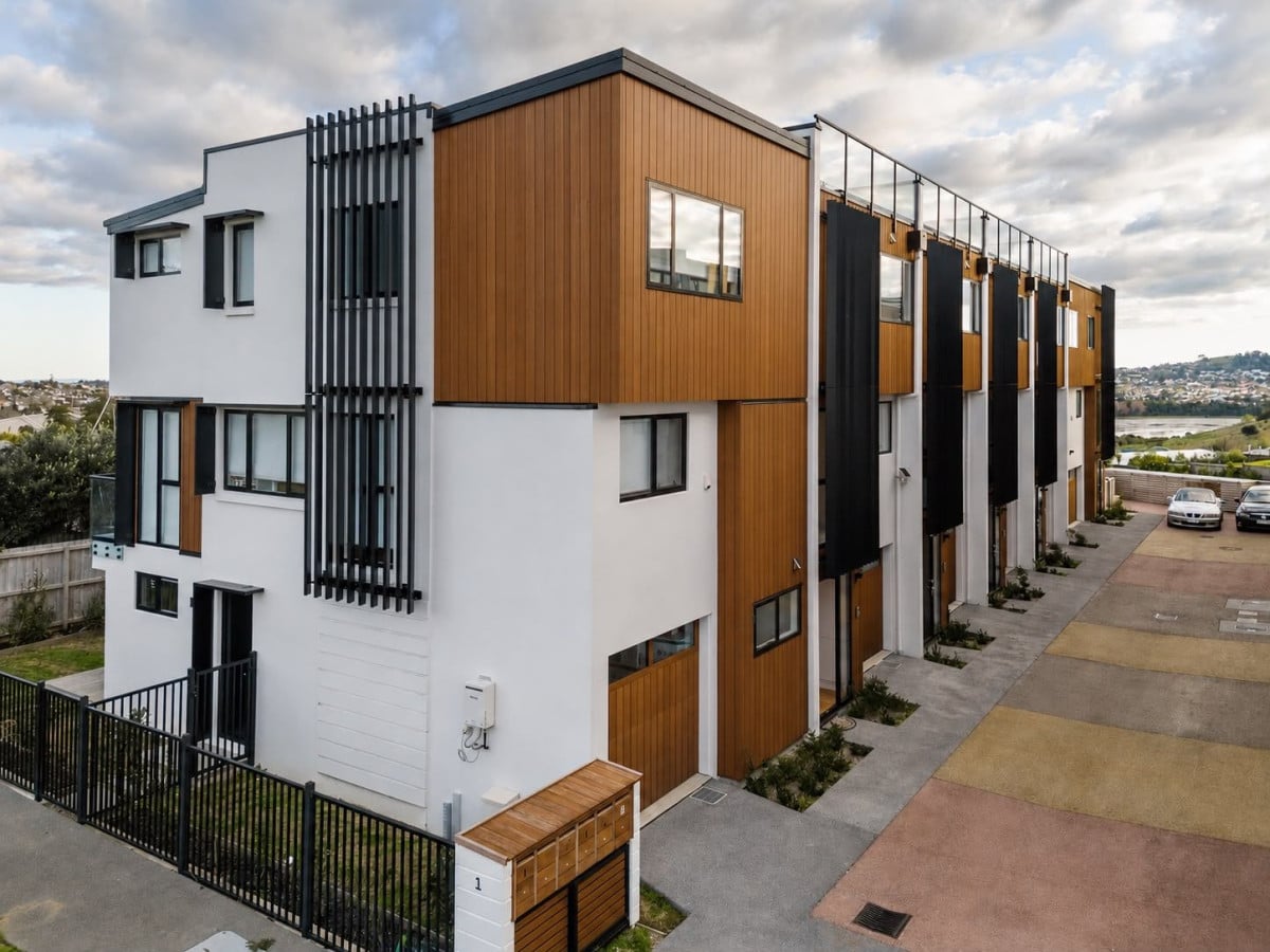 Enquiries Over $1,500,000, 3 beds 3.5 baths home with garage, Freehold title with no body corporate, CCC and titles issued, 12-month maintenance period from settlement, CV: $1,850,000, Individual or bulk purchase options available. 1B Colenso Place Mission Bay, Auckland