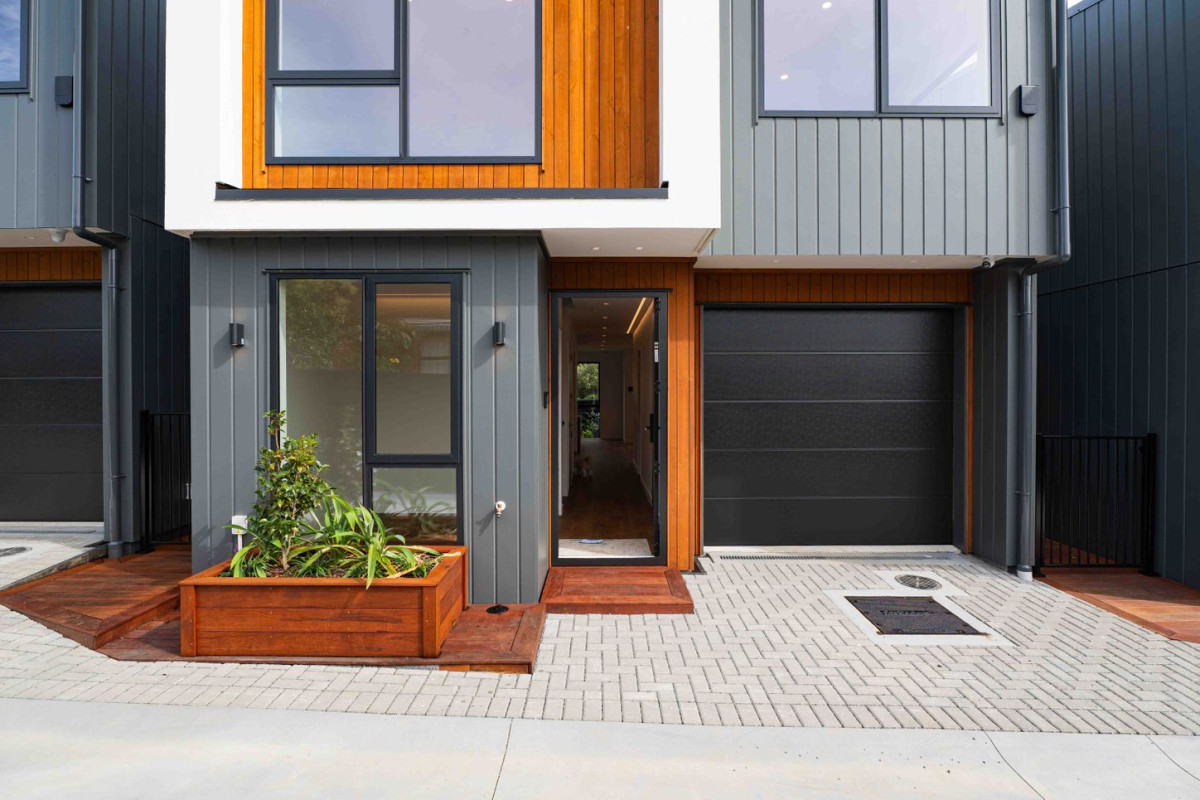 Double Westlake High School Zone, 174m2 4 beds + multi-purpose room 3 baths home with garage, 6/7 Alma Road, Milford, Auckland