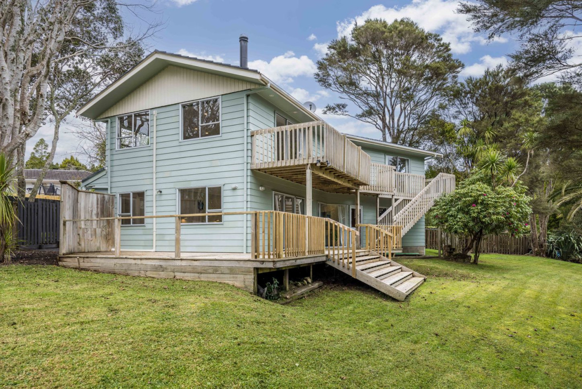 958m2 section, 4 beds + study 2 baths house with double garage, 37 Onedin Place, Titirangi, Auckland