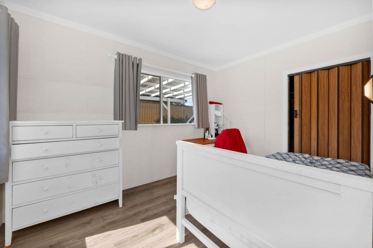 Highly Motivated Vendors, Ignore the CV, 246m2 Brick and tile 5 beds 2 baths house with carport, 55 Athens Road, Onehunga, Auckland