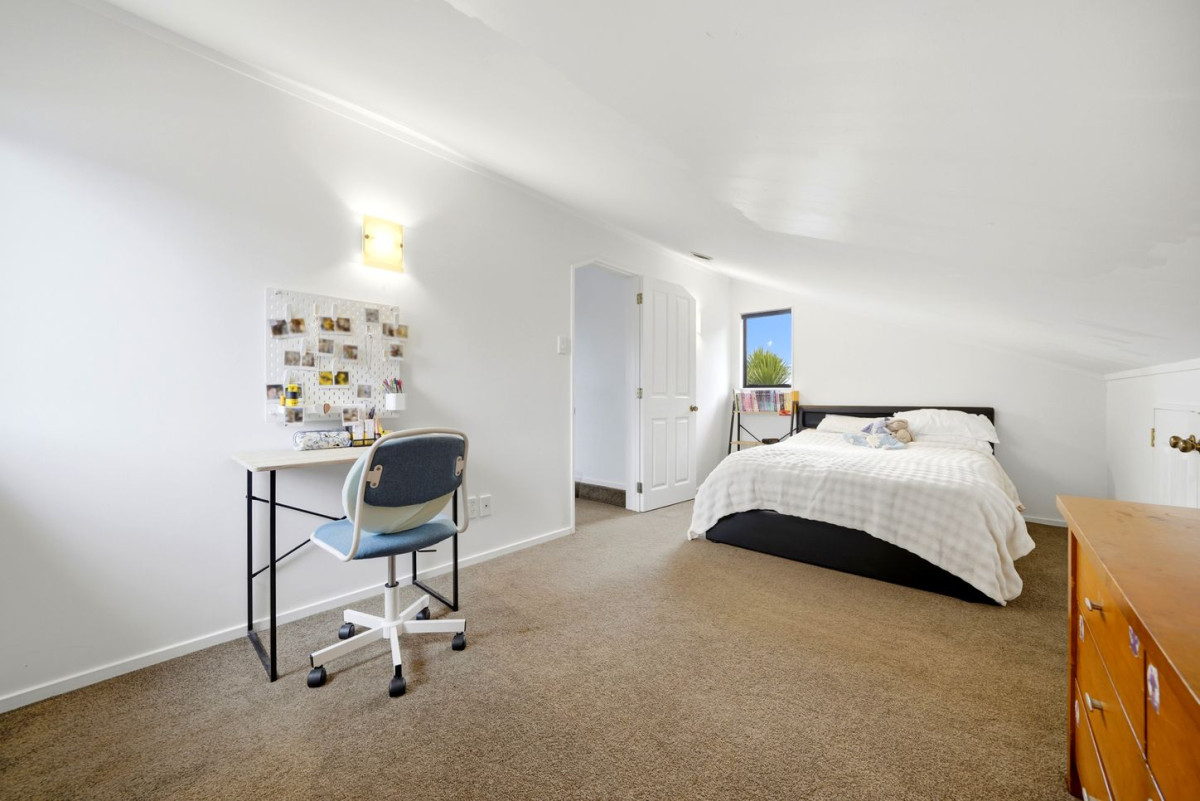 Westlake school zone, Brick and tile 4 beds + study room 2 baths house with double garage, 2/121 Forrest Hill Road, Forrest Hill, Auckland