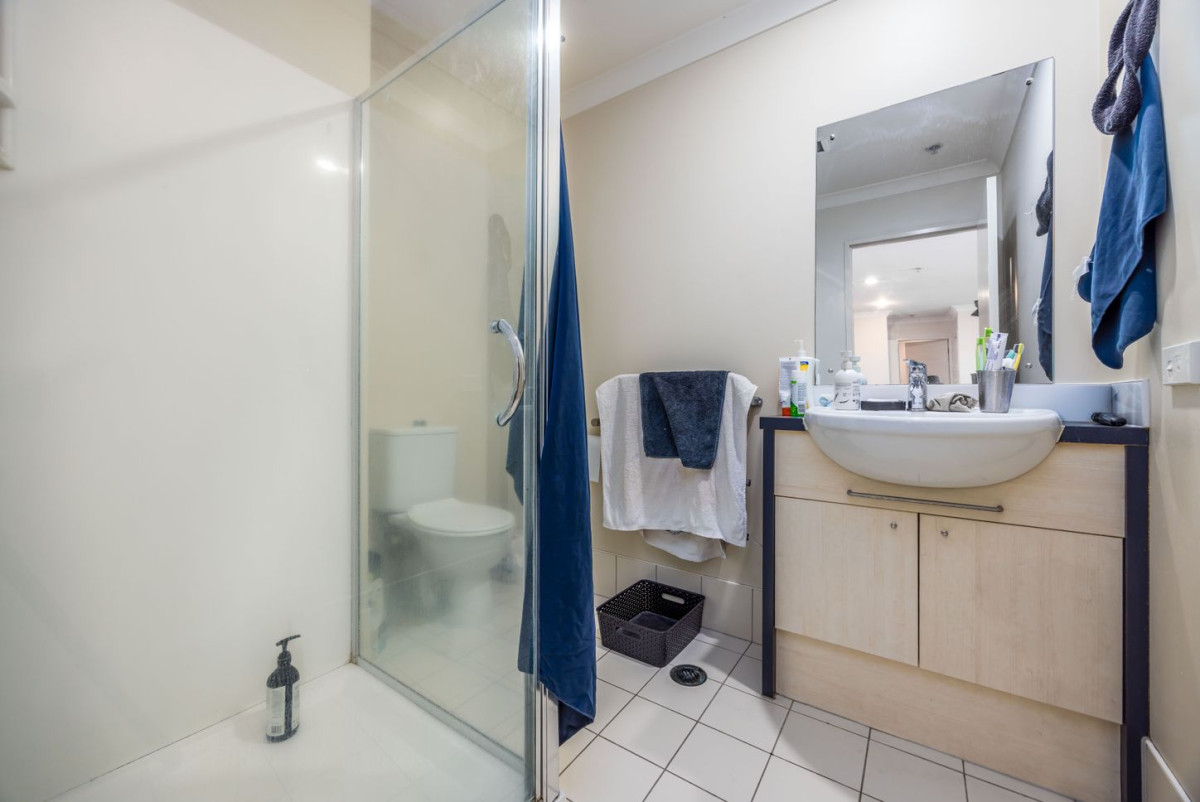 Triple Grammar school zone (AGS, AGGS, MAGS), 80m2 Freehold 2 beds 2 baths apartment with car park, 2M/160 Symonds Street, Grafton, Auckland