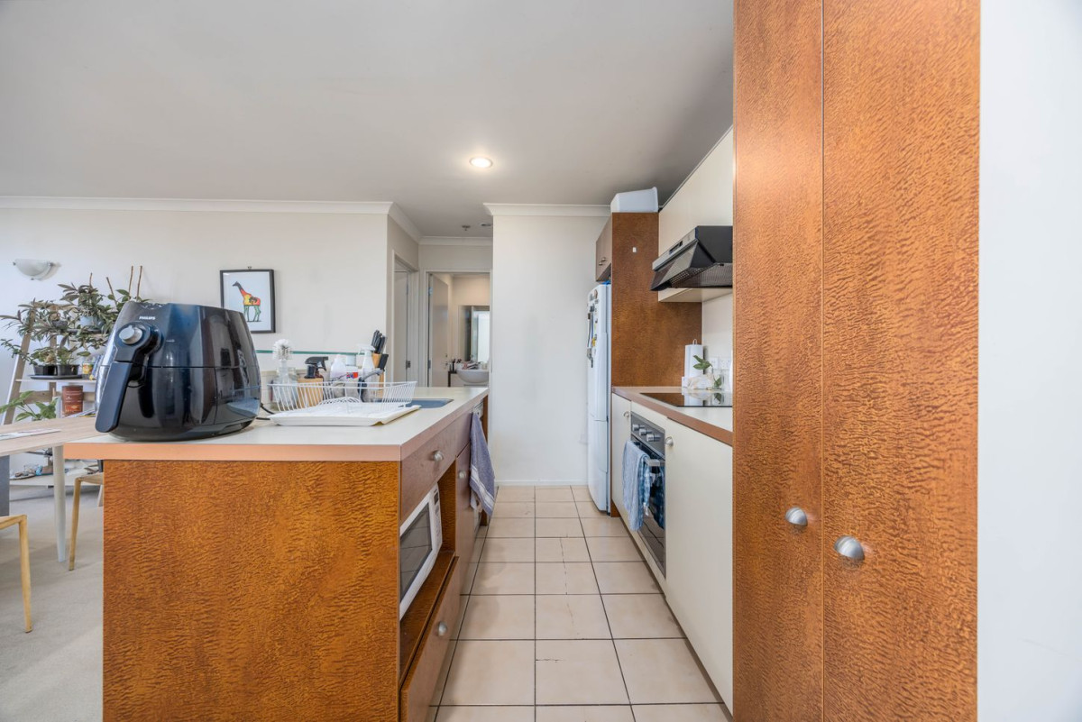 Triple Grammar school zone (AGS, AGGS, MAGS), 80m2 Freehold 2 beds 2 baths apartment with car park, 2M/160 Symonds Street, Grafton, Auckland