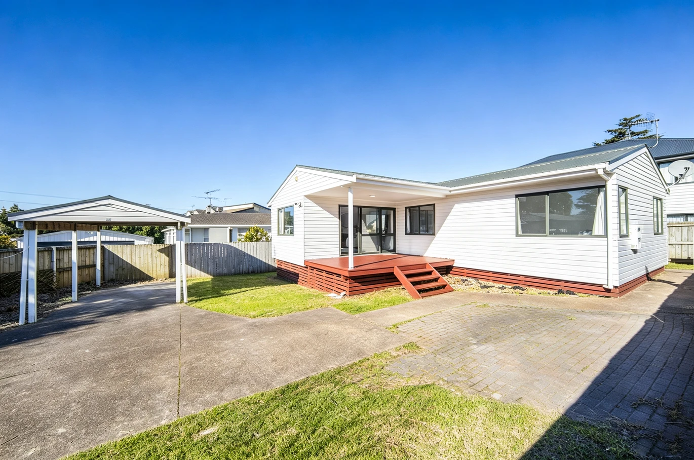 424m2 section, Renovated 3 beds 1 bath house with carport, 20A Glynnbrooke Street Te Atatu South, Auckland