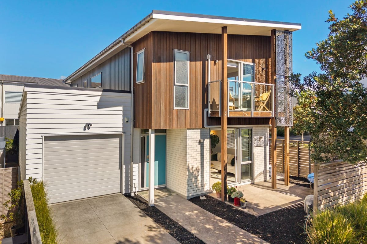 Standalone 4 beds 2.5 baths house with a tandem garage for 2 cars, 91 Glidepath Road, Hobsonville, Auckland