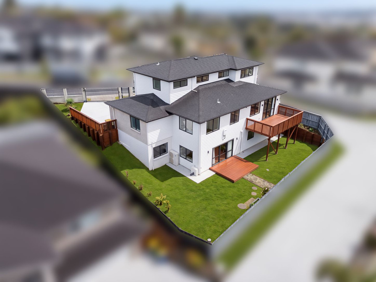 Owner (Builder) downsizing, 5 beds 4 baths house with double garage, 108 San Valentino Drive, Henderson, Auckland